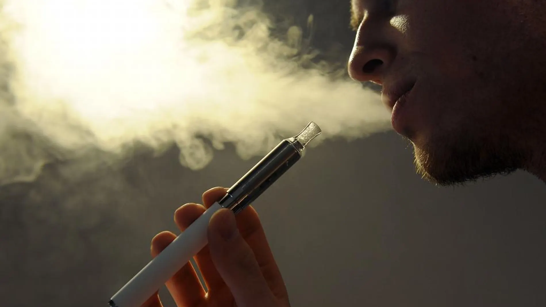 El vapor del cigarrillo electrónico concentra hasta un 700% menos de nicotina, según un estudio