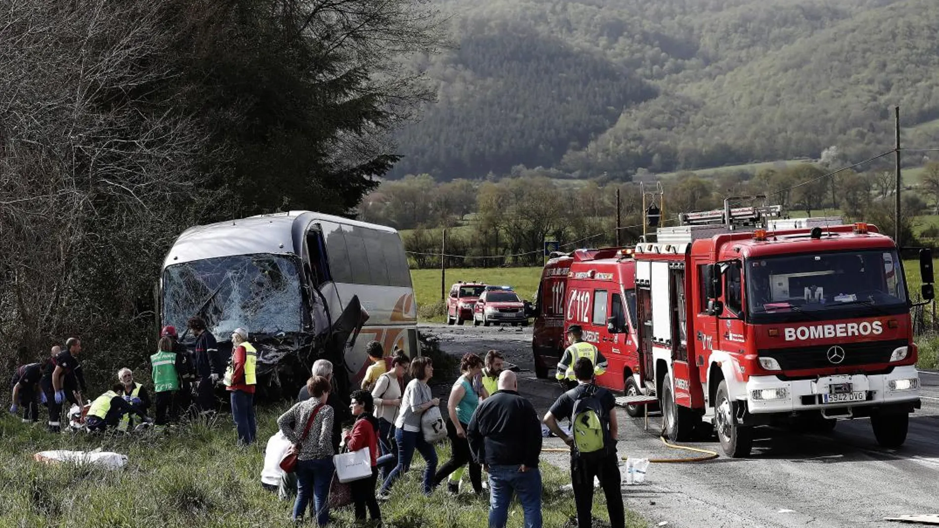 Los servicios de emergencia atienden a las víctimas del accidente en Lantz