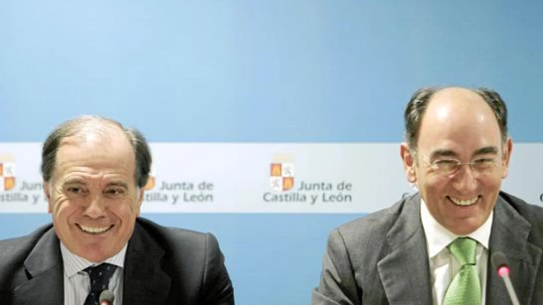 El vicepresidente de la Junta, Tomás Villanueva, y el presidente de Iberdrola, Ignacio Sánchez Galán