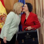 La nueva ministra de Trabajo, Migraciones y Seguridad Social, Magdalena Valerio, con la cartera que ha recibido de su antecesora, Fátima Báñez/Efe