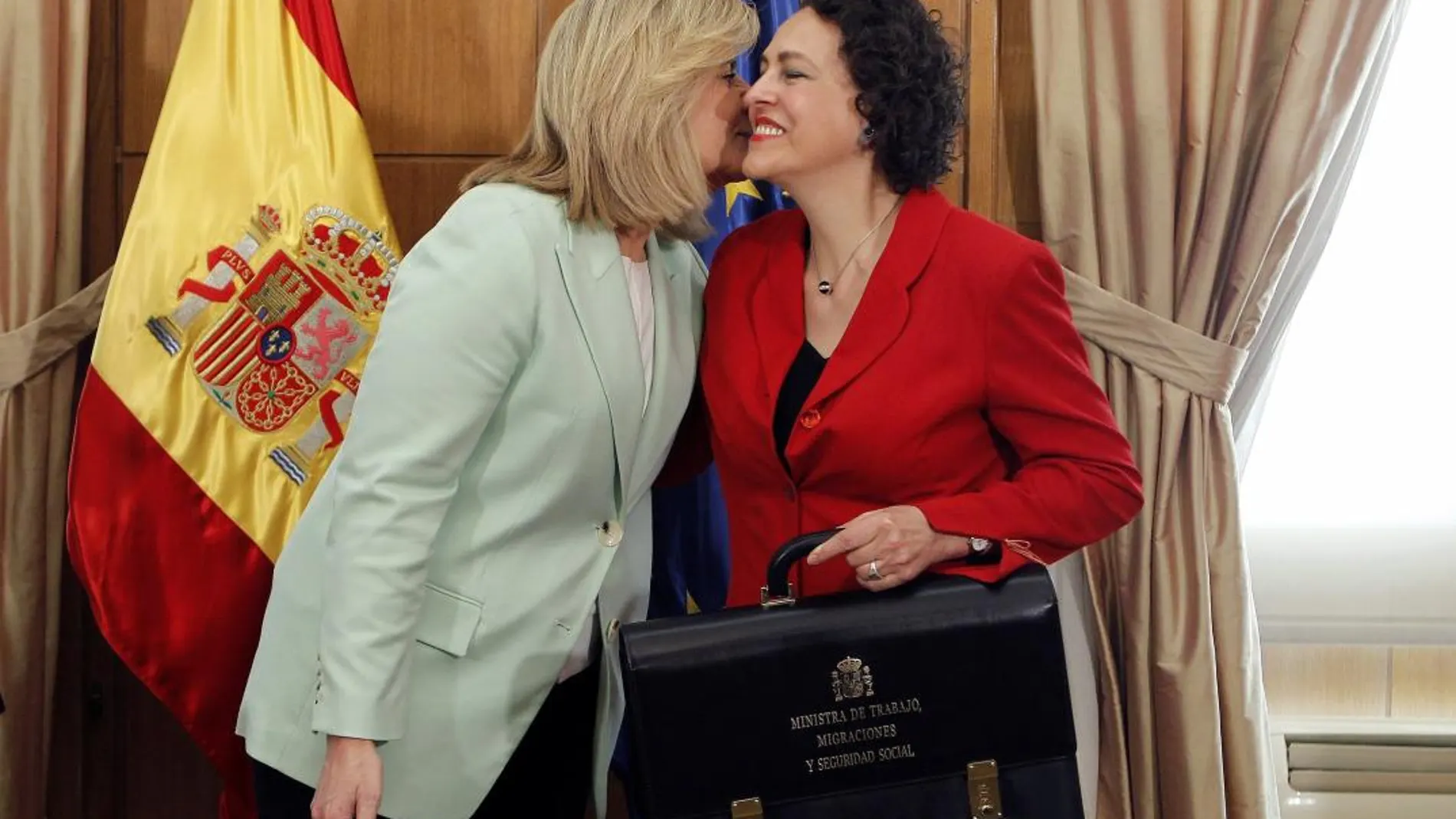 La nueva ministra de Trabajo, Migraciones y Seguridad Social, Magdalena Valerio, con la cartera que ha recibido de su antecesora, Fátima Báñez/Efe