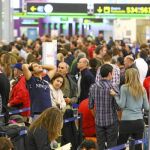 Decenas de miles de personas se quedaron ayer atrapadas en los aeropuertos en el primer día de la operación salida del puente