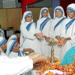 Las Misioneras de la Caridad realizan una ofrenda a una imagen de la Madre Teresa con motivo del centenario