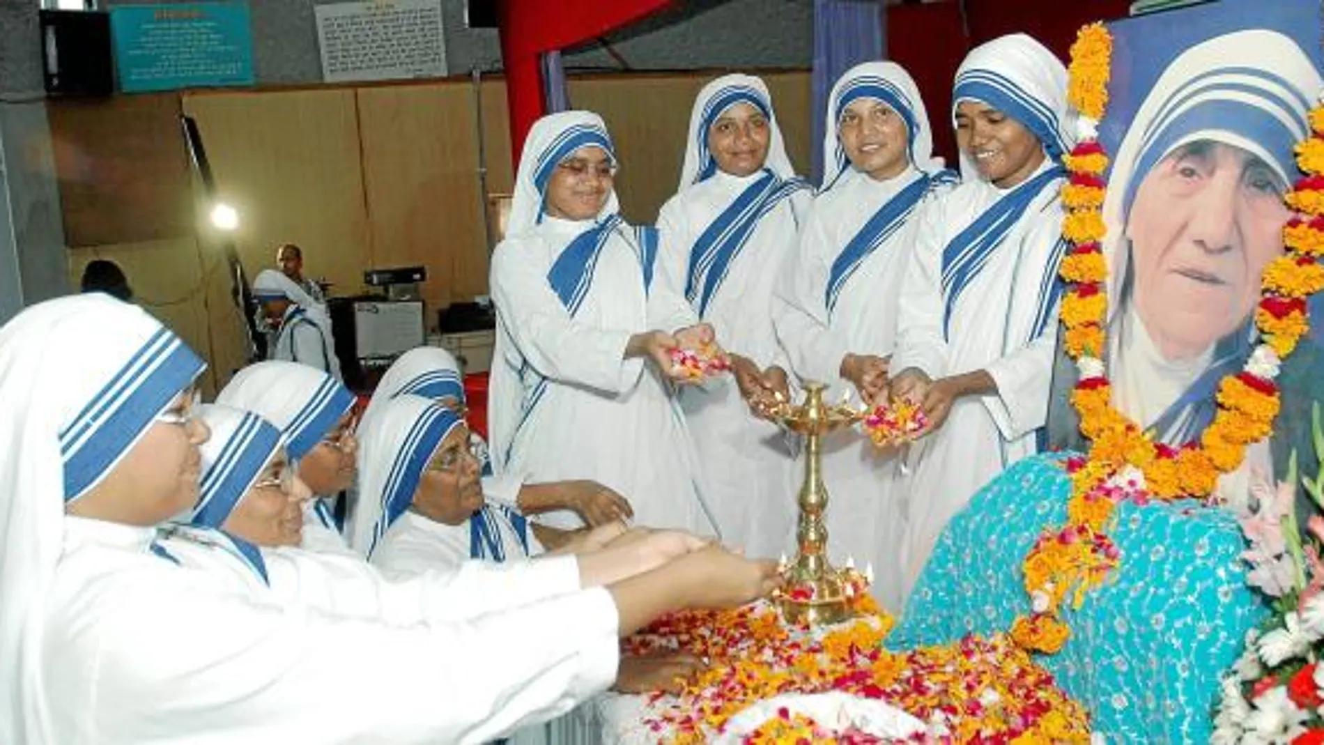Las Misioneras de la Caridad realizan una ofrenda a una imagen de la Madre Teresa con motivo del centenario