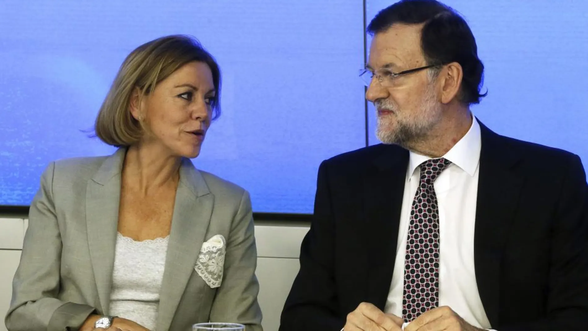 El presidente del Gobierno y del PP, Mariano Rajoy (d), acompañado de la secretaria general, María Dolores de Cospedal (i), durante el Comité Ejecutivo Nacional el pasado 18 de junio