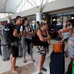 Turistas extranjeros esperan en los mostradores de facturación del aeropuerto Internacional Praya en Lombok (Indonesia) hoy / Foto: Efe