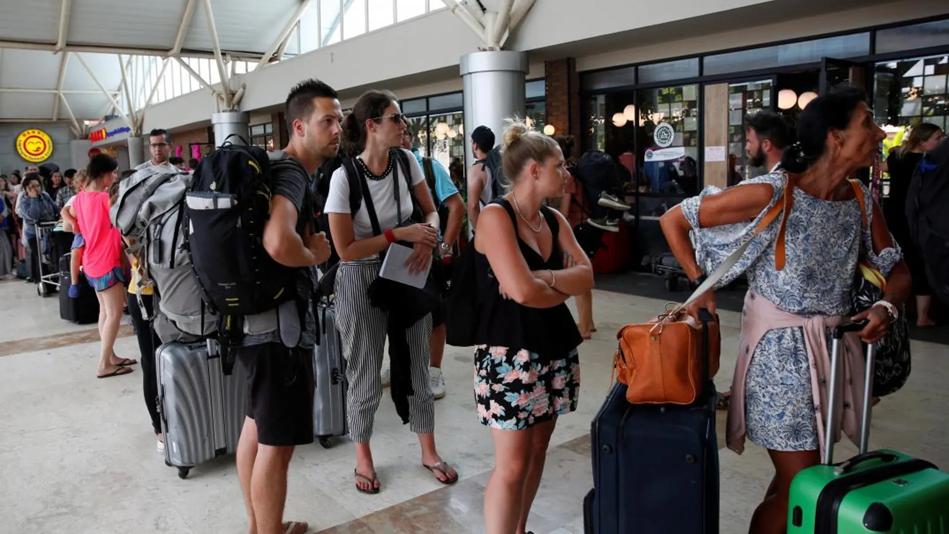 Turistas extranjeros esperan en los mostradores de facturación del aeropuerto Internacional Praya en Lombok (Indonesia) hoy / Foto: Efe
