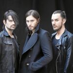 De izda. a dcha., Shannon y Jared Leto y Tomo Milicevic, integrantes de Thirty Seconds to Mars