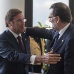 Mariano Rajoy saluda al primer ministro portugués Pedro Passos Coelho, en Bruselas
