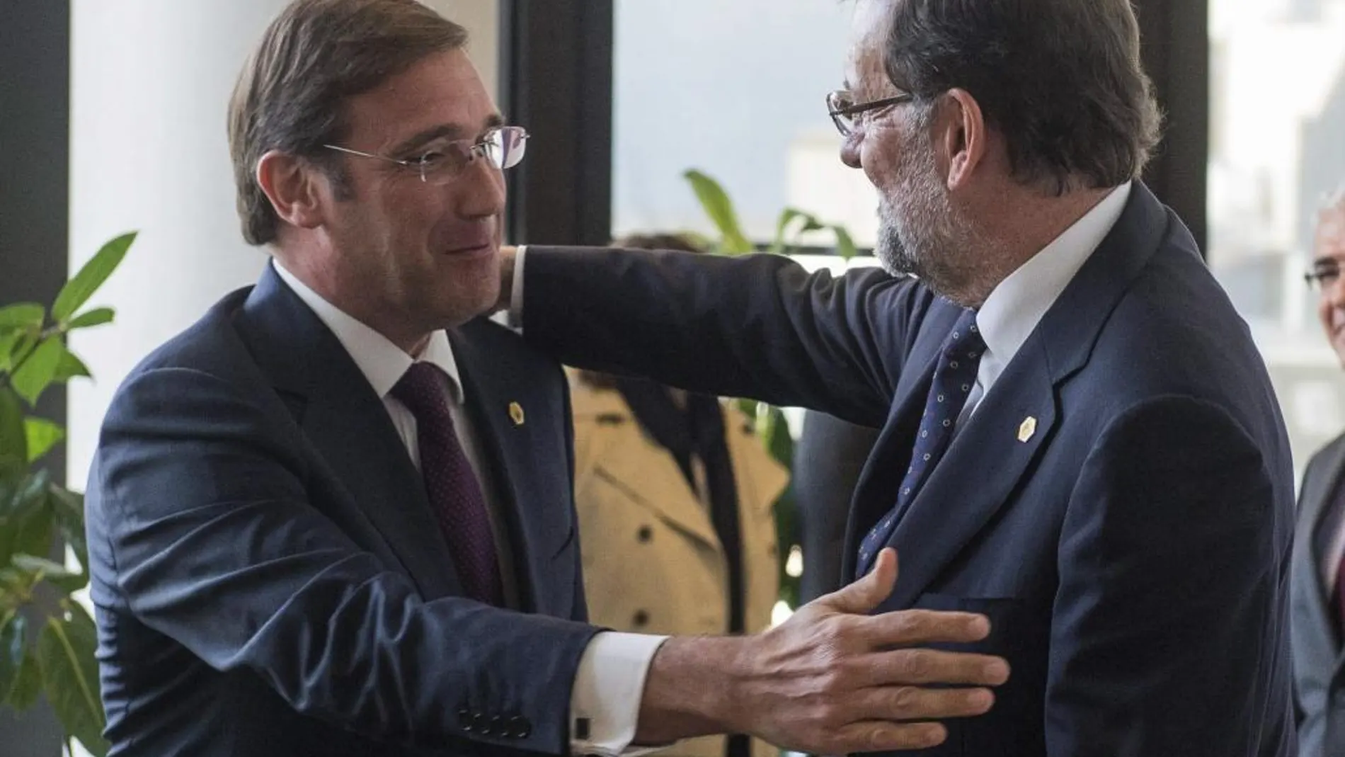 Mariano Rajoy saluda al primer ministro portugués Pedro Passos Coelho, en Bruselas