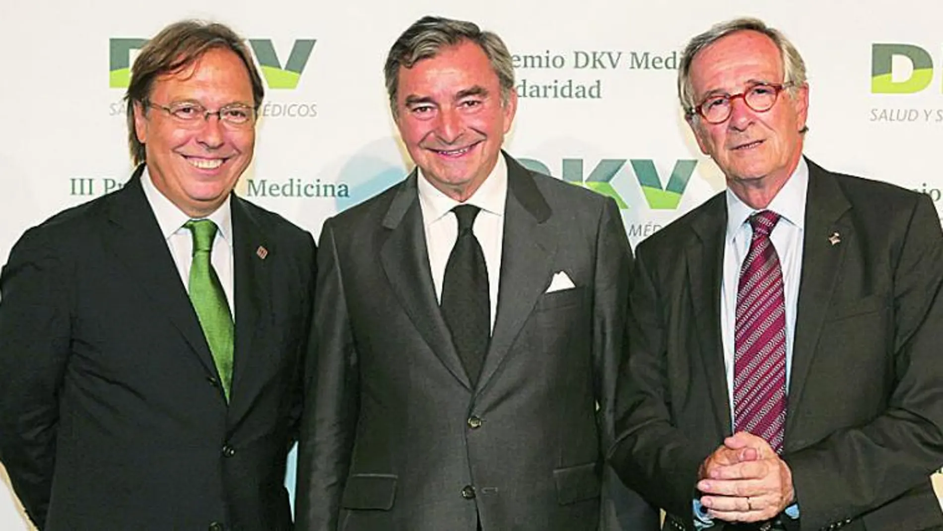 El Consejero delegado de DKV, el Dr. Josep Santacreu; junto con el Presidente de DKV, Javier Vega de Seoane; y Xavier Trias, Concejal del Ayuntamiento de Barcelona.