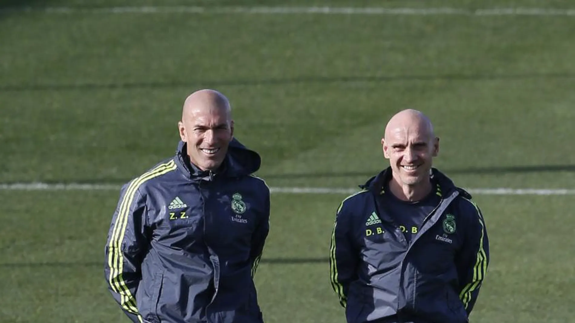 El entrenador del Real Madrid, Zinedine Zidane (i), y su ayudante David Bettoni (d).