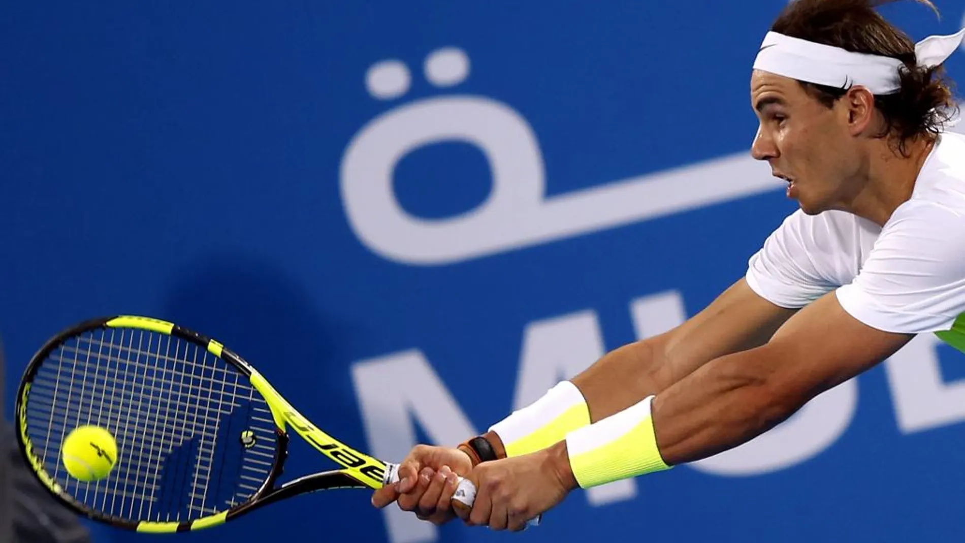 Nadal detiene la bola a Ferrer, durante la semifinal del torneo de exhibición de Abu Dabi