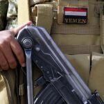 Imagen de un arma sostenida por un soldado de Yemen