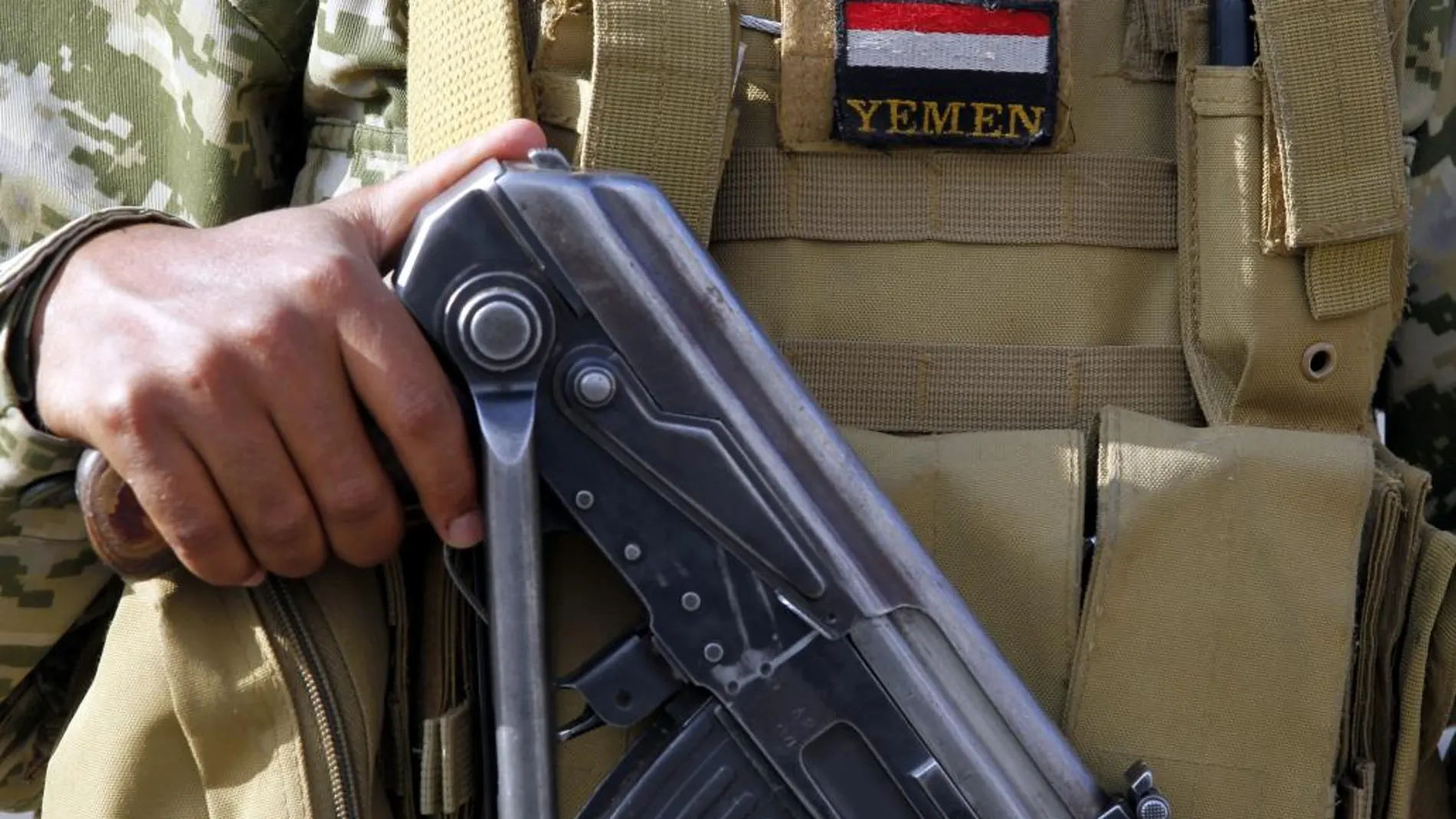 Imagen de un arma sostenida por un soldado de Yemen