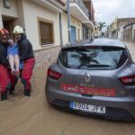 Dos miembros de emergencias rescatan a una persona de una vivienda de Los Alcázares