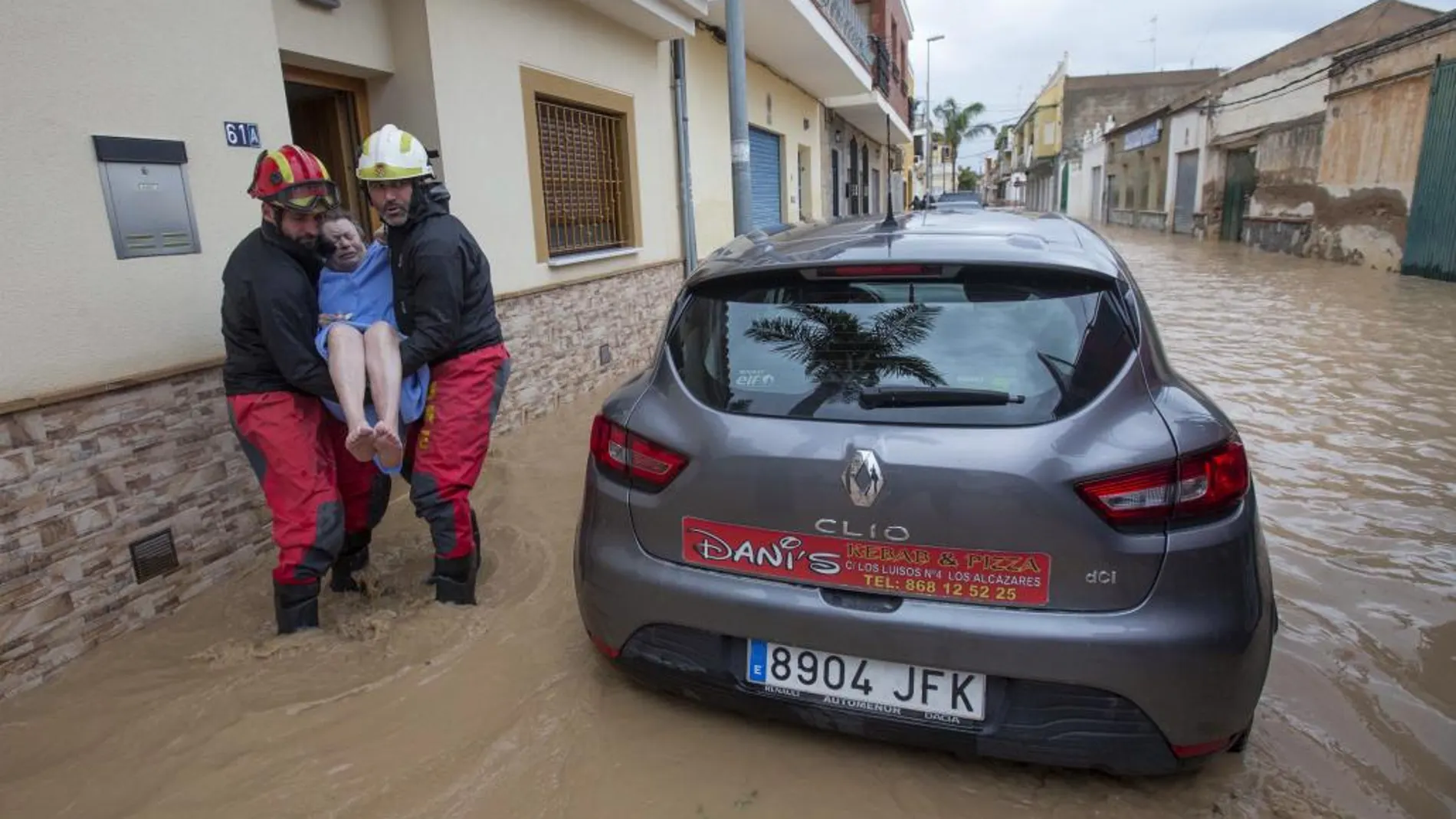 Dos miembros de emergencias rescatan a una persona de una vivienda de Los Alcázares