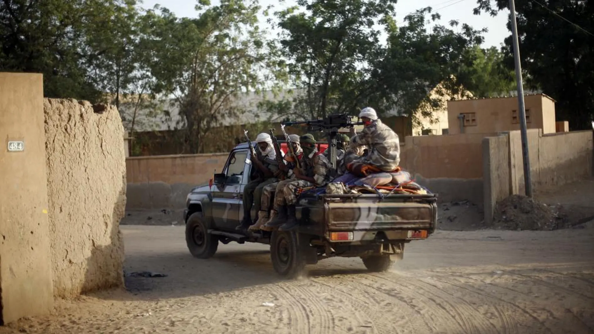 Soldados tuareg del ejército de Mali patrullan las calles de Gao