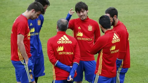 Silva habla con sus compañeros