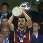 El delantero del FC Barcelona, Pedro, levanta el trofeo que les acredita campeones de la Supercopa de Europa