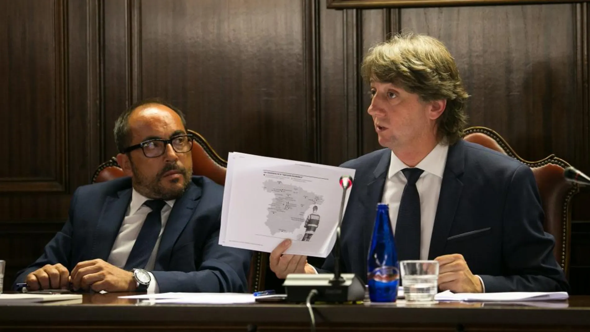Carlos Martínez ofrece explicaciones junto a Luis Rey en el Pleno celebrado en Soria