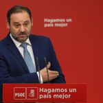 El secretario de Organización del PSOE, José Luis Ábalos, durante a rueda de prensa ofrecida hoy
