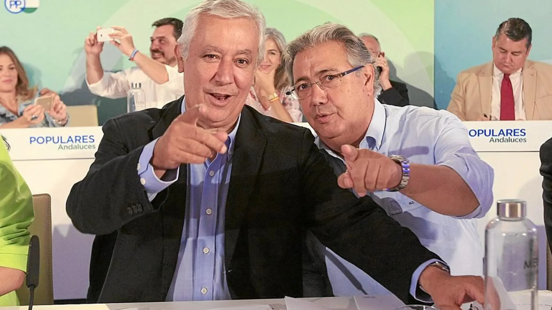 Javier Arenas y Juan Ignacio Zoido bromean ante la cámara durante la reunión de la Junta Directiva Regional