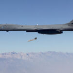 Imagen de un misil JASSM lanzado desde un avión B-1B. (Lockheed Martin, U.S. Air Force)