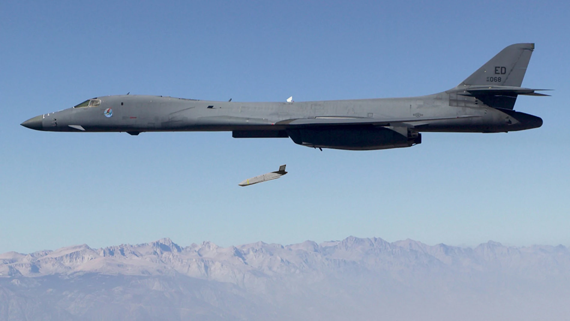 Imagen de un misil JASSM lanzado desde un avión B-1B. (Lockheed Martin, U.S. Air Force)