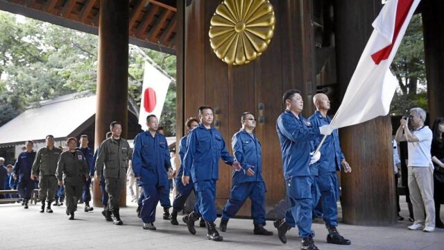 Un grupo de japoneses ultranacionalistas entra en el polémico templo de Yasujuni Shrine, ayer, en Tokio