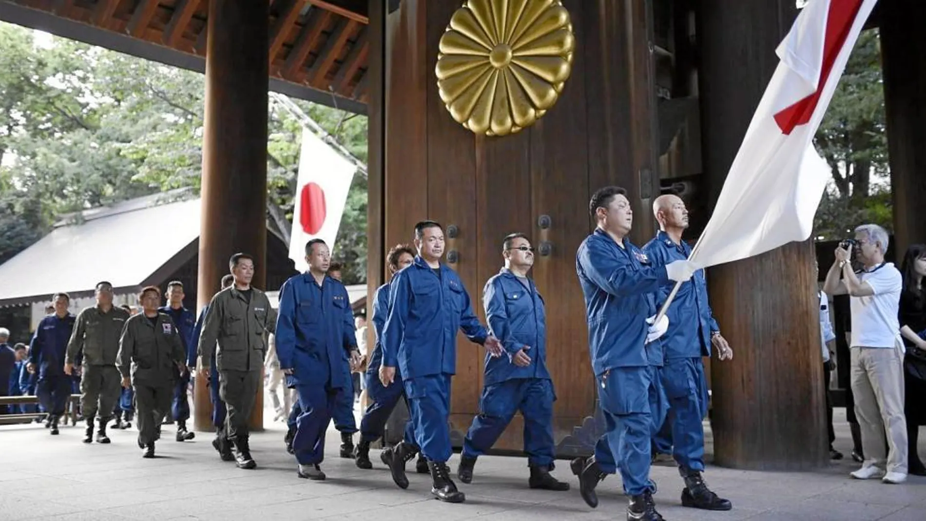 Un grupo de japoneses ultranacionalistas entra en el polémico templo de Yasujuni Shrine, ayer, en Tokio