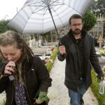 Los padres de la niña Andrea Lago, Estela Ordoñez y Antonio Lago, abandonan el cementerio de Santa Cristina de Barro , donde ha sido enterrada la pequeña