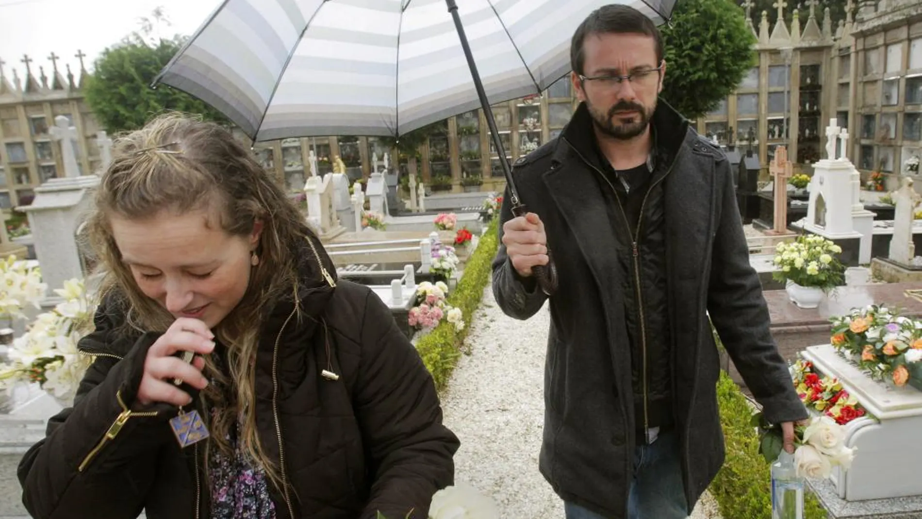 Los padres de la niña Andrea Lago, Estela Ordoñez y Antonio Lago, abandonan el cementerio de Santa Cristina de Barro , donde ha sido enterrada la pequeña