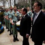 François Hollande y Mariano Rajoy pasan revista a las tropas durante la cumbre hispano-francesa celebrada hoy en Málaga