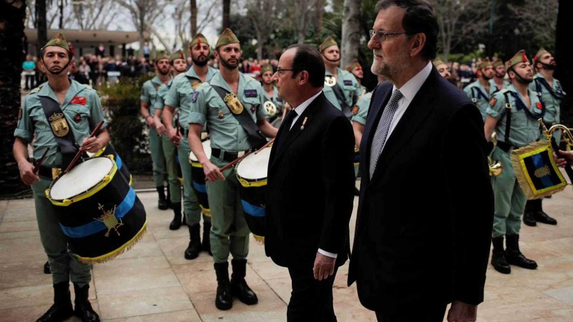 François Hollande y Mariano Rajoy pasan revista a las tropas durante la cumbre hispano-francesa celebrada hoy en Málaga