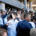 Borges, antes de la agresión junto a otros diputados opositores ante el Consejo Electoral