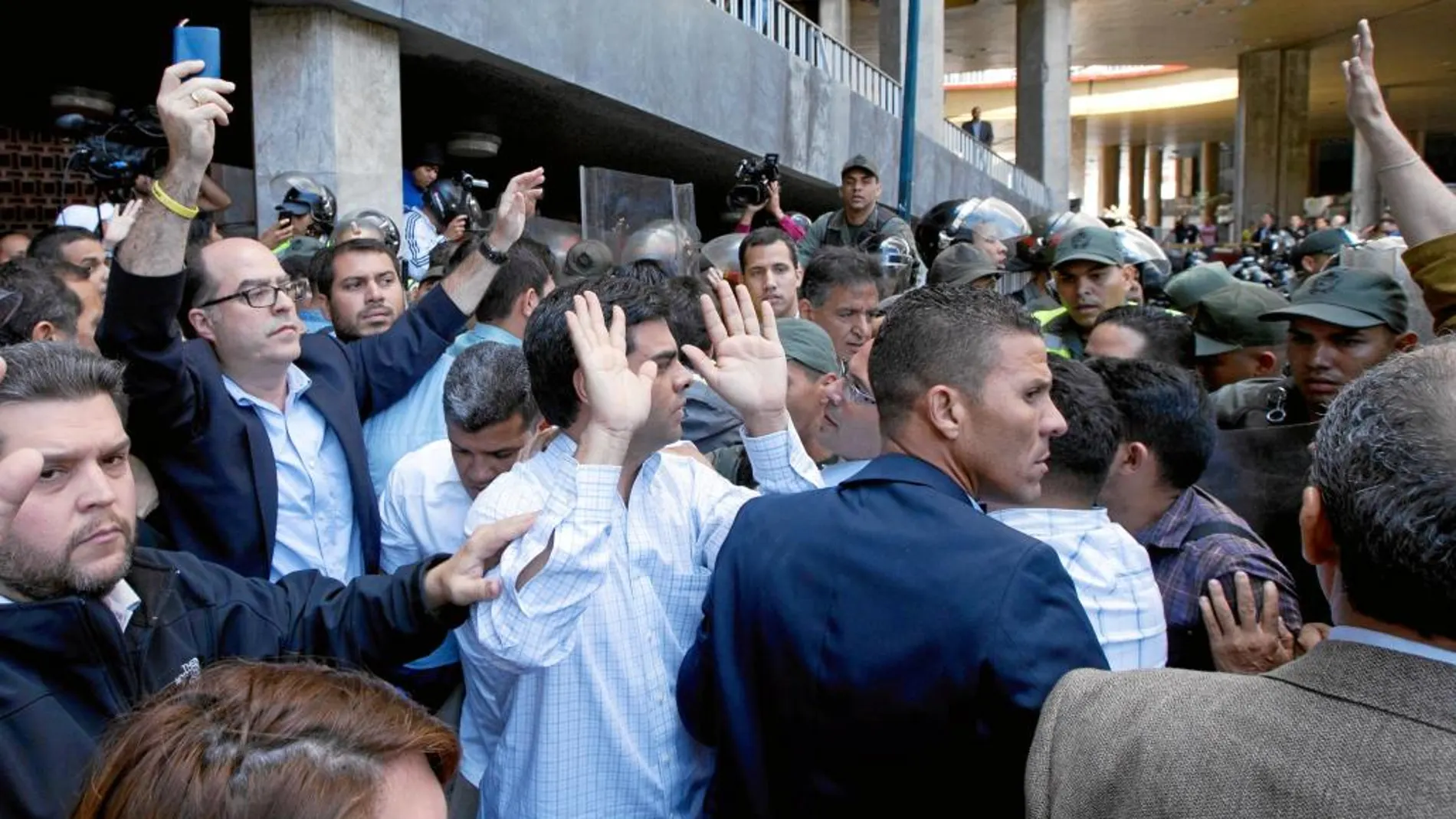 Borges, antes de la agresión junto a otros diputados opositores ante el Consejo Electoral