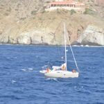 La Armada auxilia a un velero en peligro de encallar en la costa de Almería