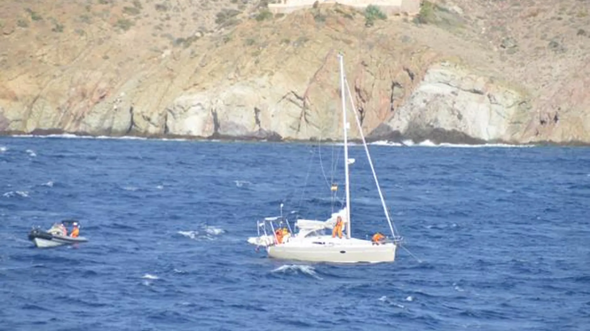 La Armada auxilia a un velero en peligro de encallar en la costa de Almería