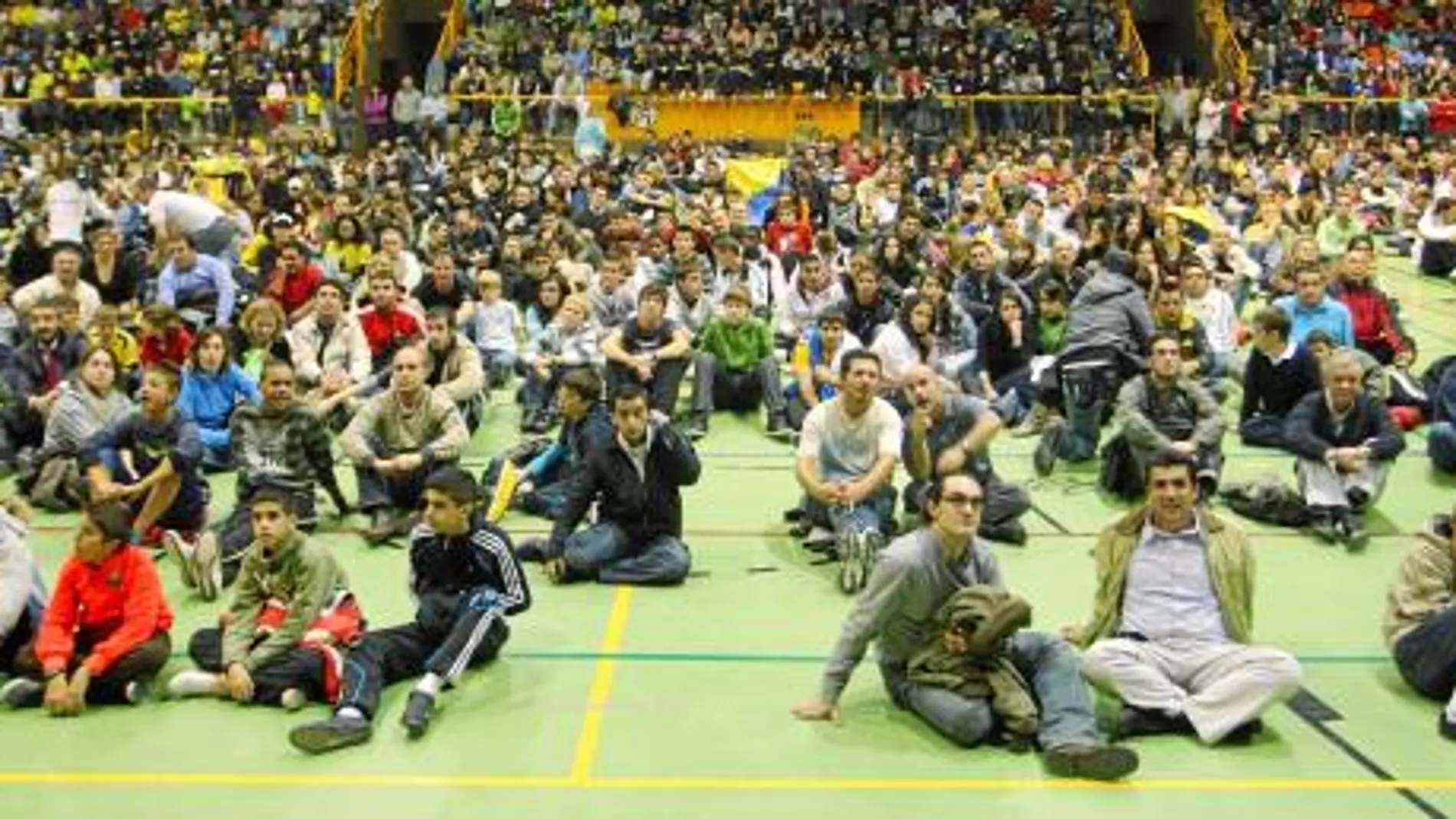 Cientos de personas vieron de forma gratuita un partido que era de pago en el polideportivo municipal Los Cantos