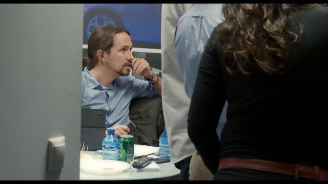 Escena de la noche electoral de la película sobre Podemos