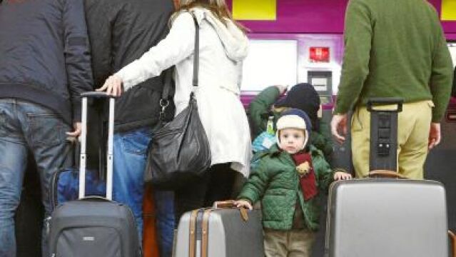 En algunas estaciones, como Atocha, los billetes de tren para salir de la capital se agotaron en pocas horas