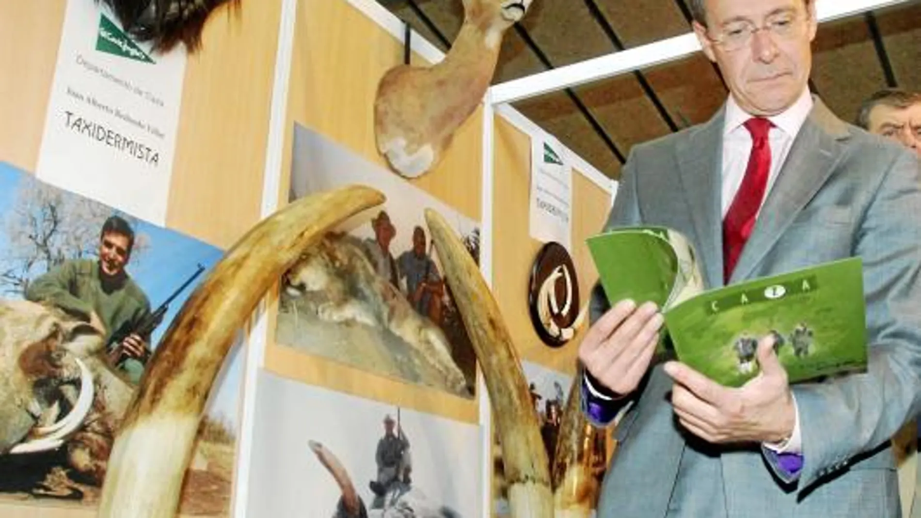 El consejero de Medio Ambiente de la Junta, José Juan Díaz Trillo, durante la inauguración de la XIV edición de Intercaza 2010