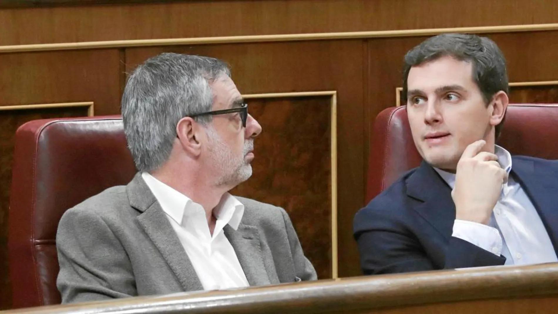 José Manuel Villegas y Albert Rivera, ayer, en el Congreso de los Diputados