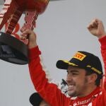 Alonso cubrió las 56 vueltas a la pista china, para un recorrido total de 305 kilómetros, en una hora, 36 minutos, 26 segundos y 945 milésimas y se impuso por delante del finlandés Kimi Raikkonen (Lotus) y del inglés Lewis Hamilton (Mercedes) que lo acompañaron en el podio.