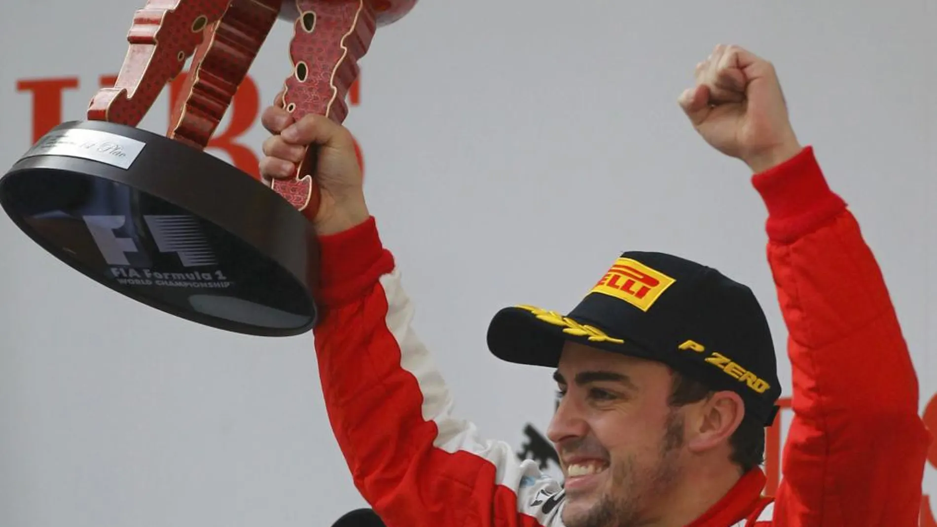 Alonso cubrió las 56 vueltas a la pista china, para un recorrido total de 305 kilómetros, en una hora, 36 minutos, 26 segundos y 945 milésimas y se impuso por delante del finlandés Kimi Raikkonen (Lotus) y del inglés Lewis Hamilton (Mercedes) que lo acompañaron en el podio.
