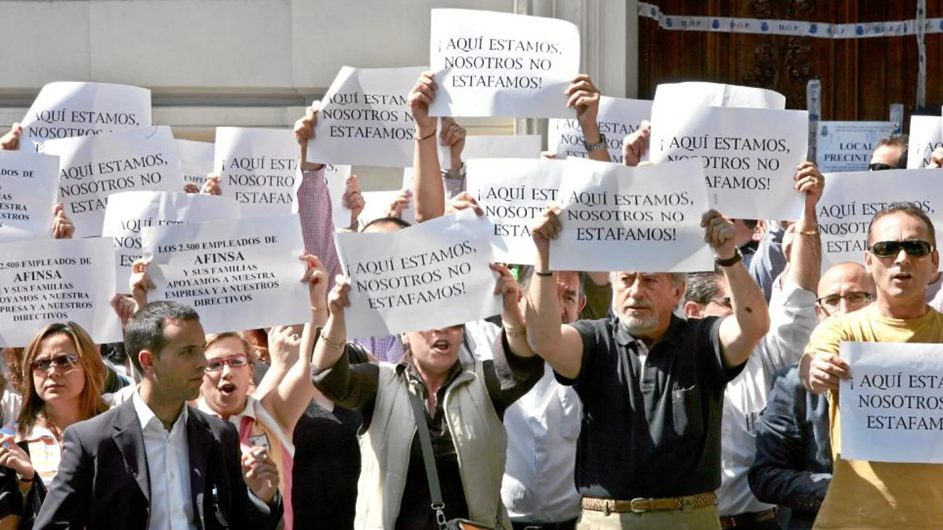 Protesta de afectados ante la sede de Afinsa en Madrid en 2006
