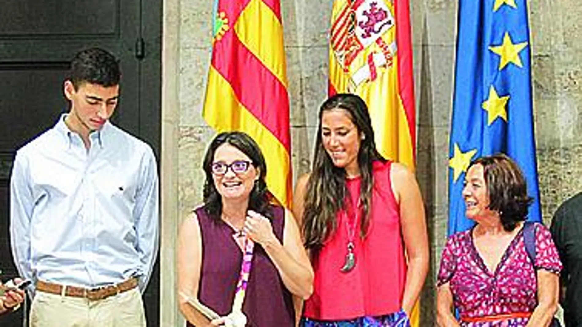 La vicepresidenta del Consell recibió ayer a baloncestistas valencianos
