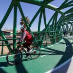 Entra en servicio la pasarela ciclopeatonal que une la capital con el Aljarafe