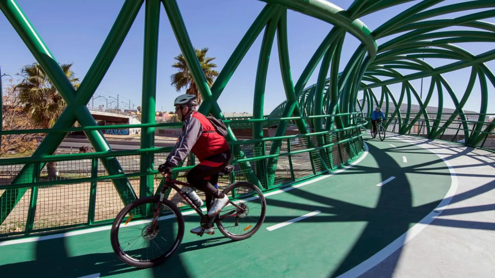 Entra en servicio la pasarela ciclopeatonal que une la capital con el Aljarafe